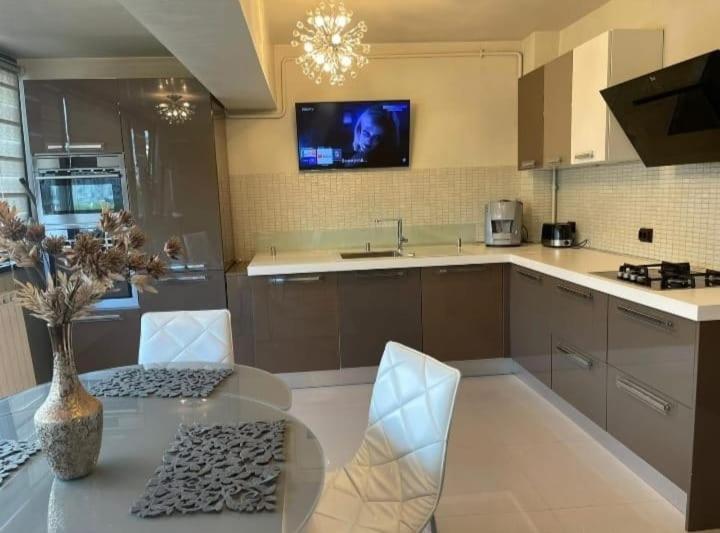 Apartament Lux Ultracentral Craiova Kültér fotó